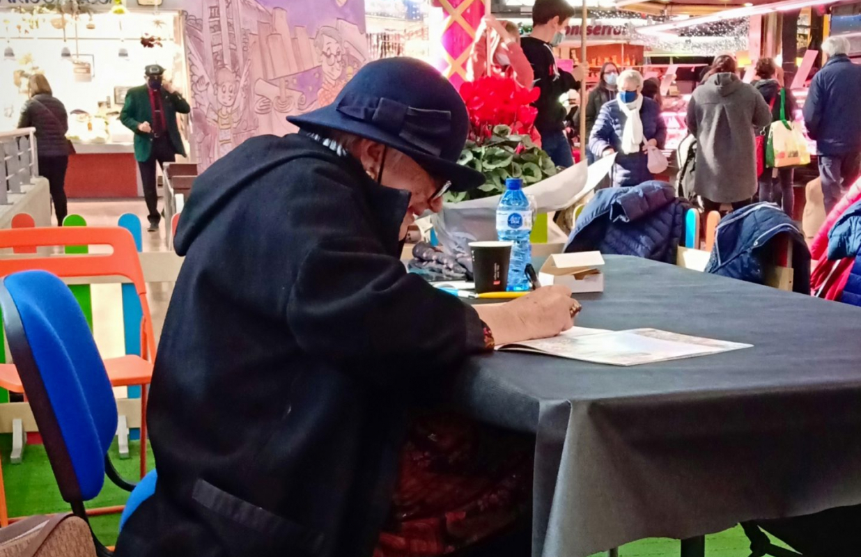 La Pilarín signant llibres